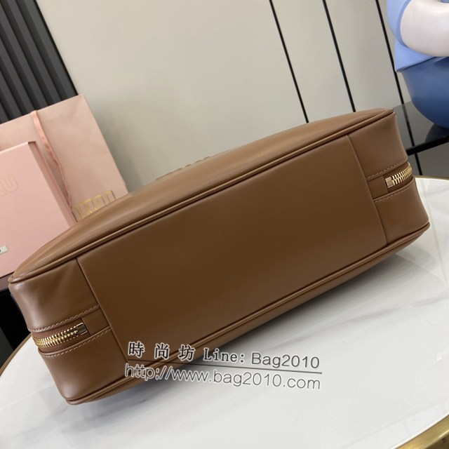 miumiu專櫃繆繆最新款原廠公事包Beau手袋手提包 jh2335型號：5bb117，5bb163